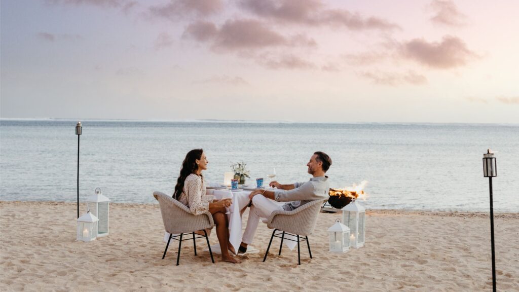 couple dîner cocktail avec un coucher de soleil